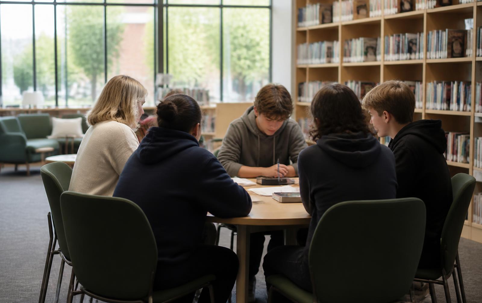 Sesión de liderazgo con estudiantes y docentes